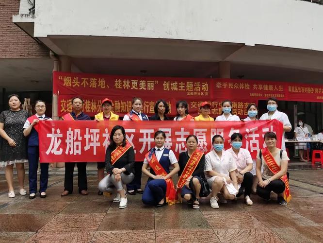 工作人员发放创文明城宣传资料,预防艾滋病,扫黑除恶,金融知识宣传